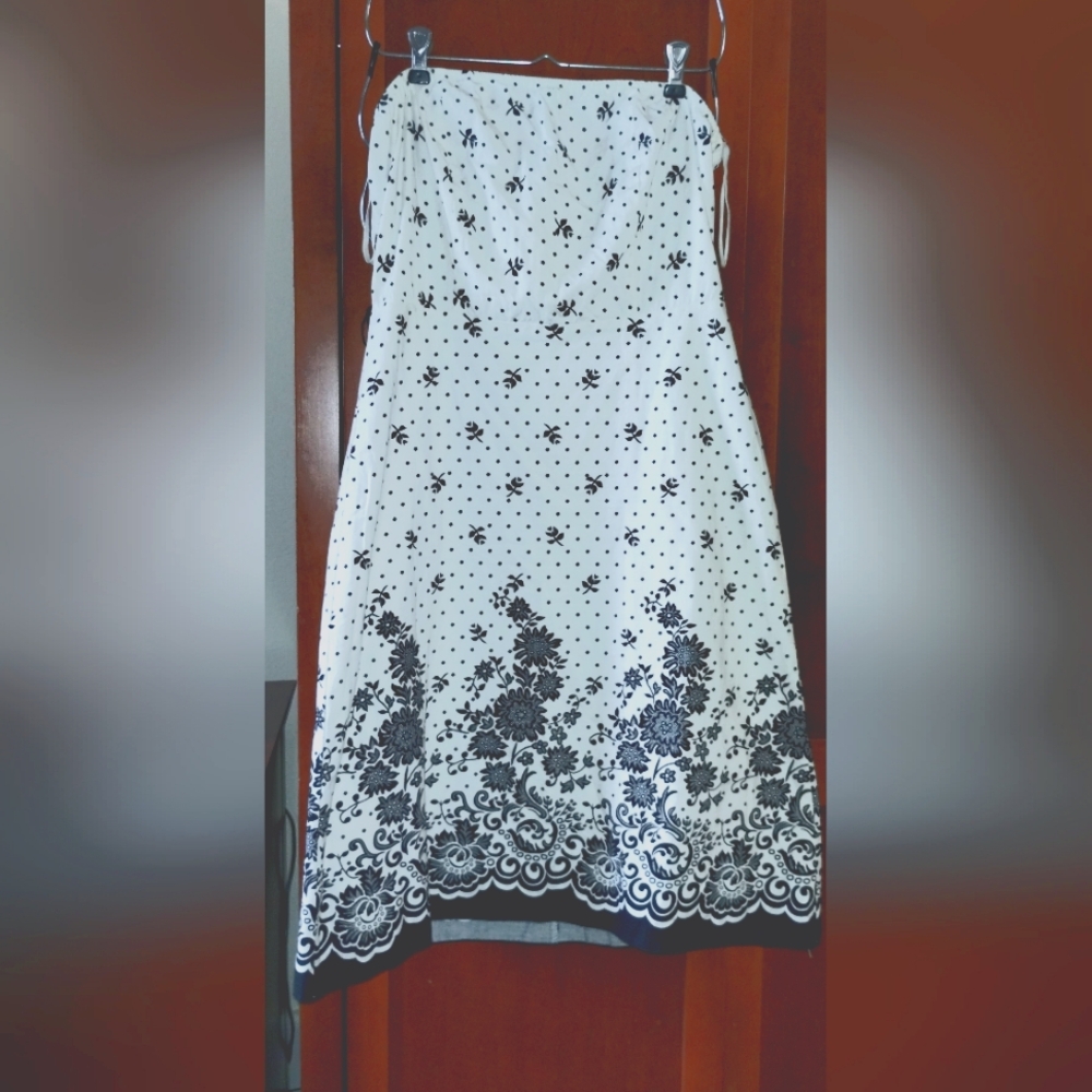 Dress FinaTouch strapless white w/ floral in Black. Size LG, fits like med